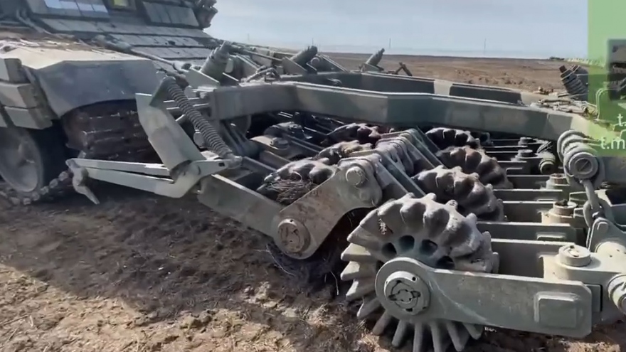 Cận cảnh thiết bị lăn của Nga phá mìn cài ở Kherson (Ukraine) trước mũi xe thiết giáp